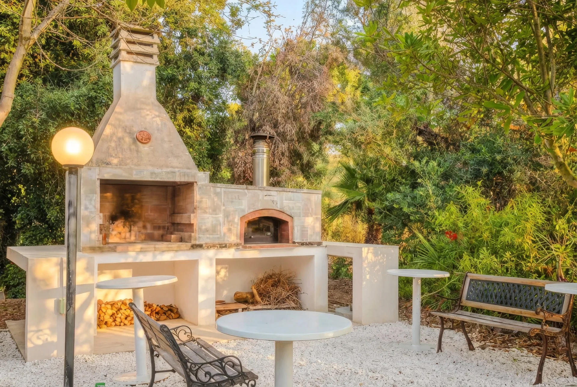 Outdoor pizza oven and BBQ