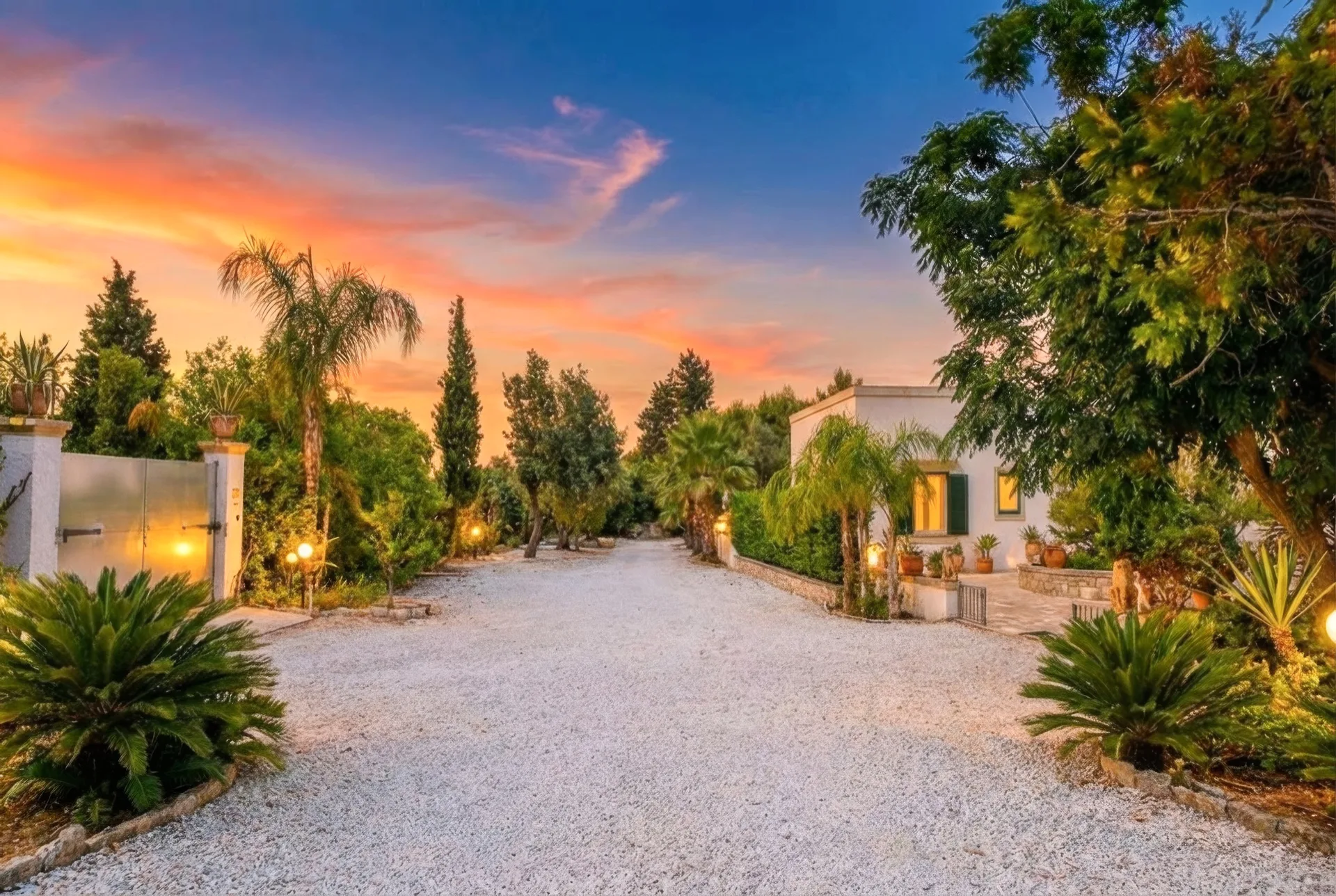 Casa Giada driveway through the garden